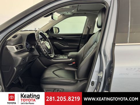 Used 2021 Toyota Highlander XLE image 14