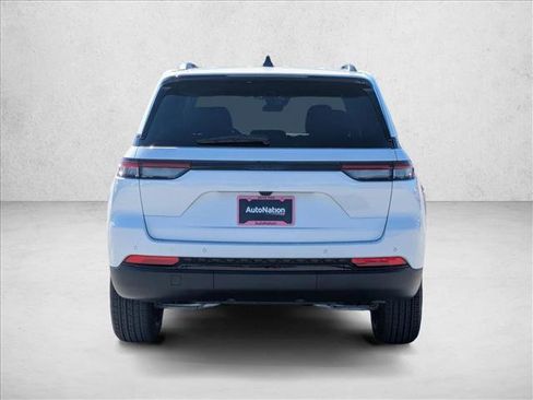 New 2025 Jeep Grand Cherokee Altitude image 8