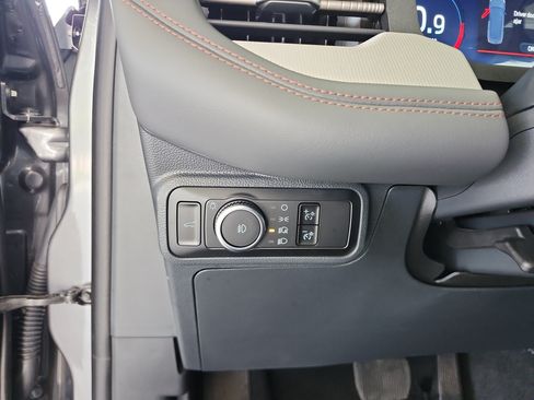 Used 2025 Ford Explorer Active w/ Active Comfort Package RWD image 13