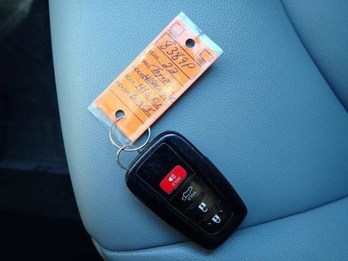 Certified 2022 Toyota Highlander XLE image 30