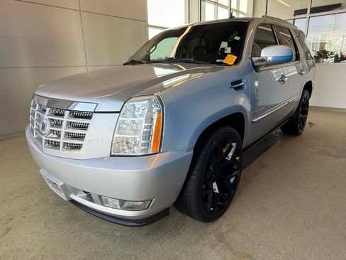 Used 2010 Cadillac Escalade Premium image 4