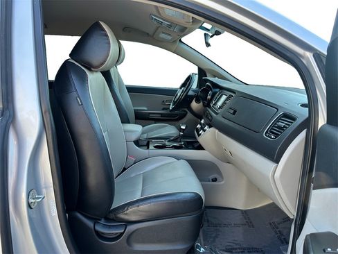 Used 2020 Kia Sedona EX image 16