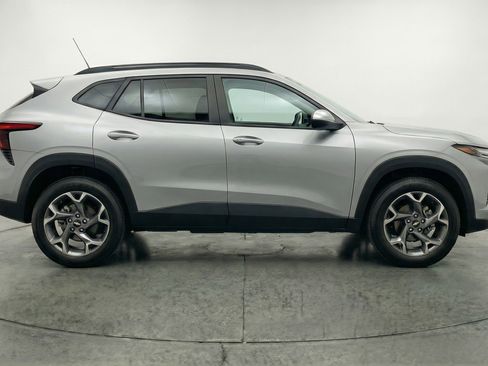 Used 2025 Chevrolet Trax LT FWD image 11