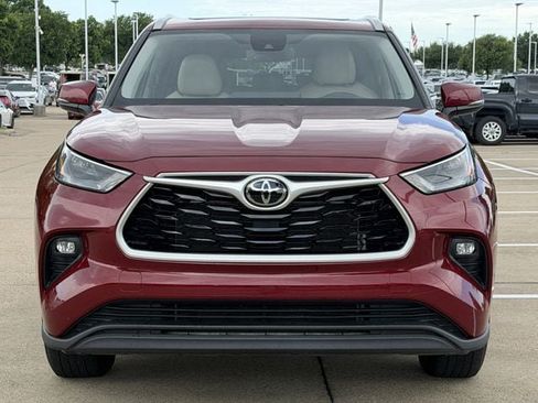 Used 2023 Toyota Highlander XLE AWD/4WD image 8