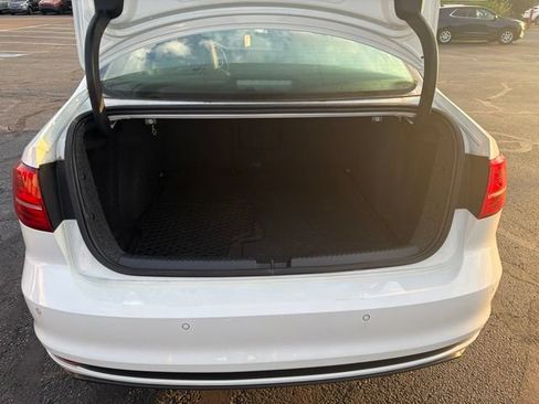 Used 2017 Volkswagen Jetta GLI FWD image 8