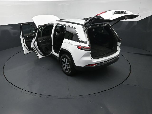 Certified 2025 Jeep Grand Cherokee Limited AWD/4WD image 28