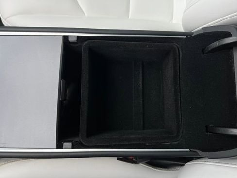 Used 2022 Tesla Model Y Long Range image 28