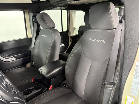 Used 2017 Jeep Wrangler Unlimited Sahara w/ Connectivity Group AWD/4WD image 11