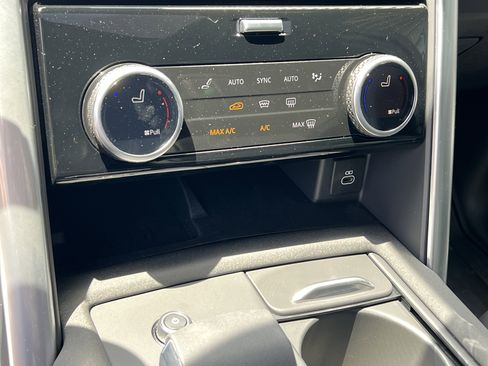 New 2024 Land Rover Discovery Dynamic SE image 28