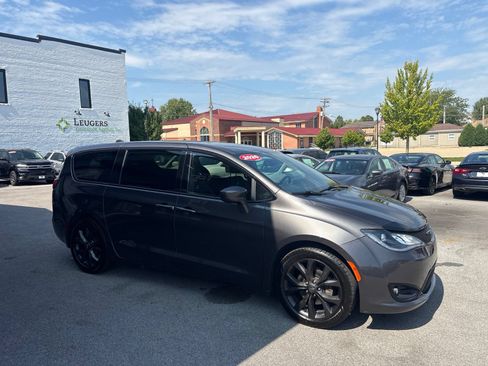 Used 2020 Chrysler Pacifica Touring w/ S Appearance Package FWD image 6