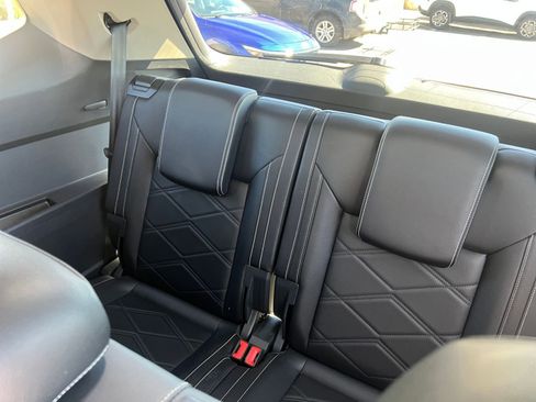 Used 2025 Volkswagen Atlas SE AWD/4WD image 17