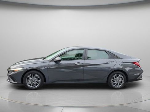 Used 2024 Hyundai Elantra SEL FWD image 3