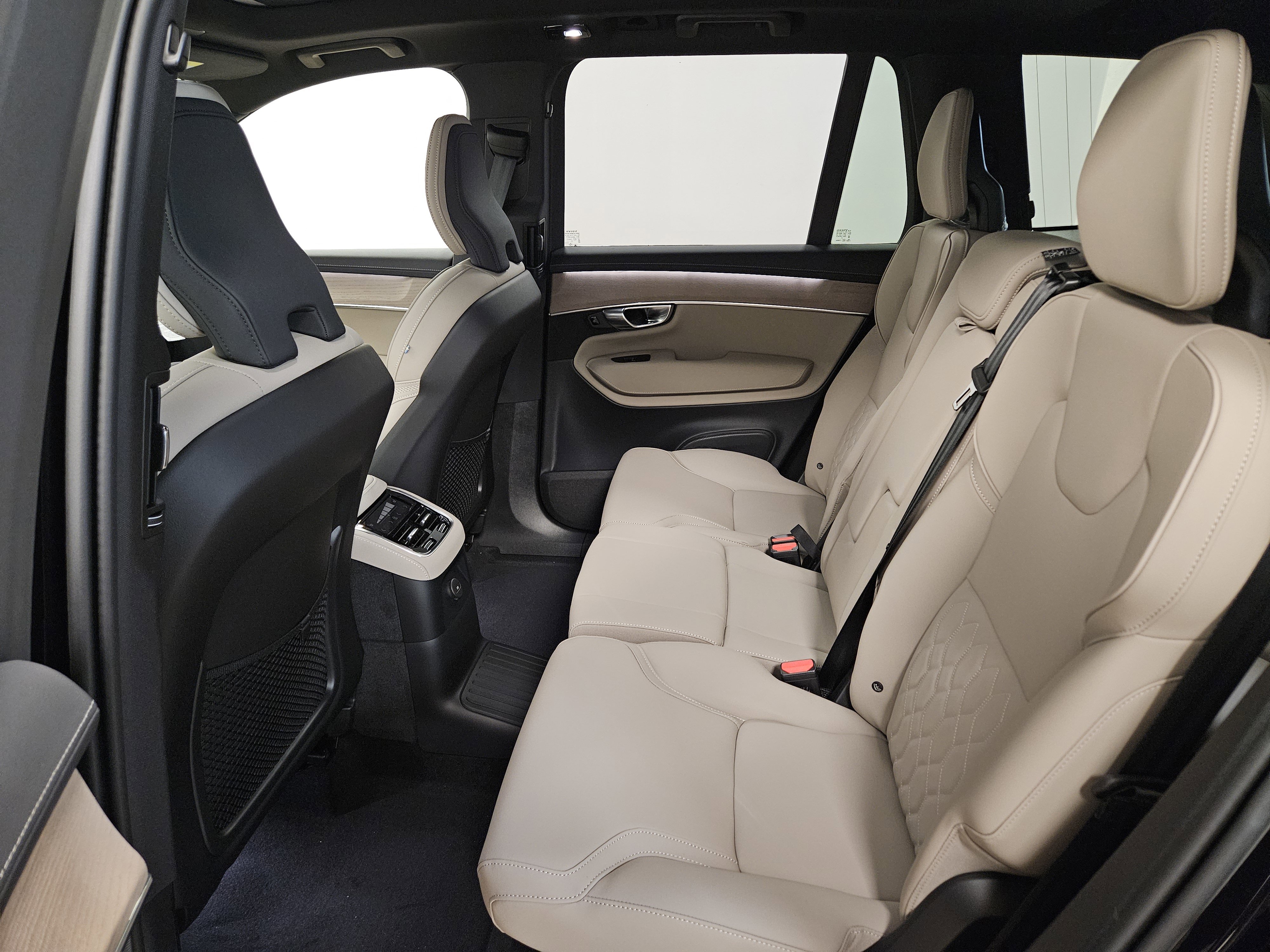 New 2026 Volvo XC90 T8 Plus w/ Protection Package Premier AWD/4WD image 11