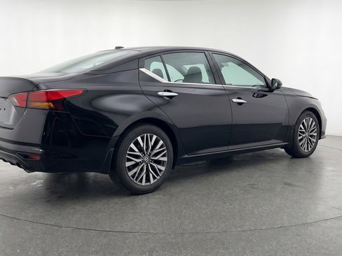 Used 2025 Nissan Altima 2.5 SV FWD image 9