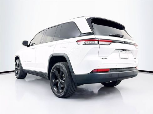 Used 2023 Jeep Grand Cherokee Limited w/ Black Appearance Package AWD/4WD image 33