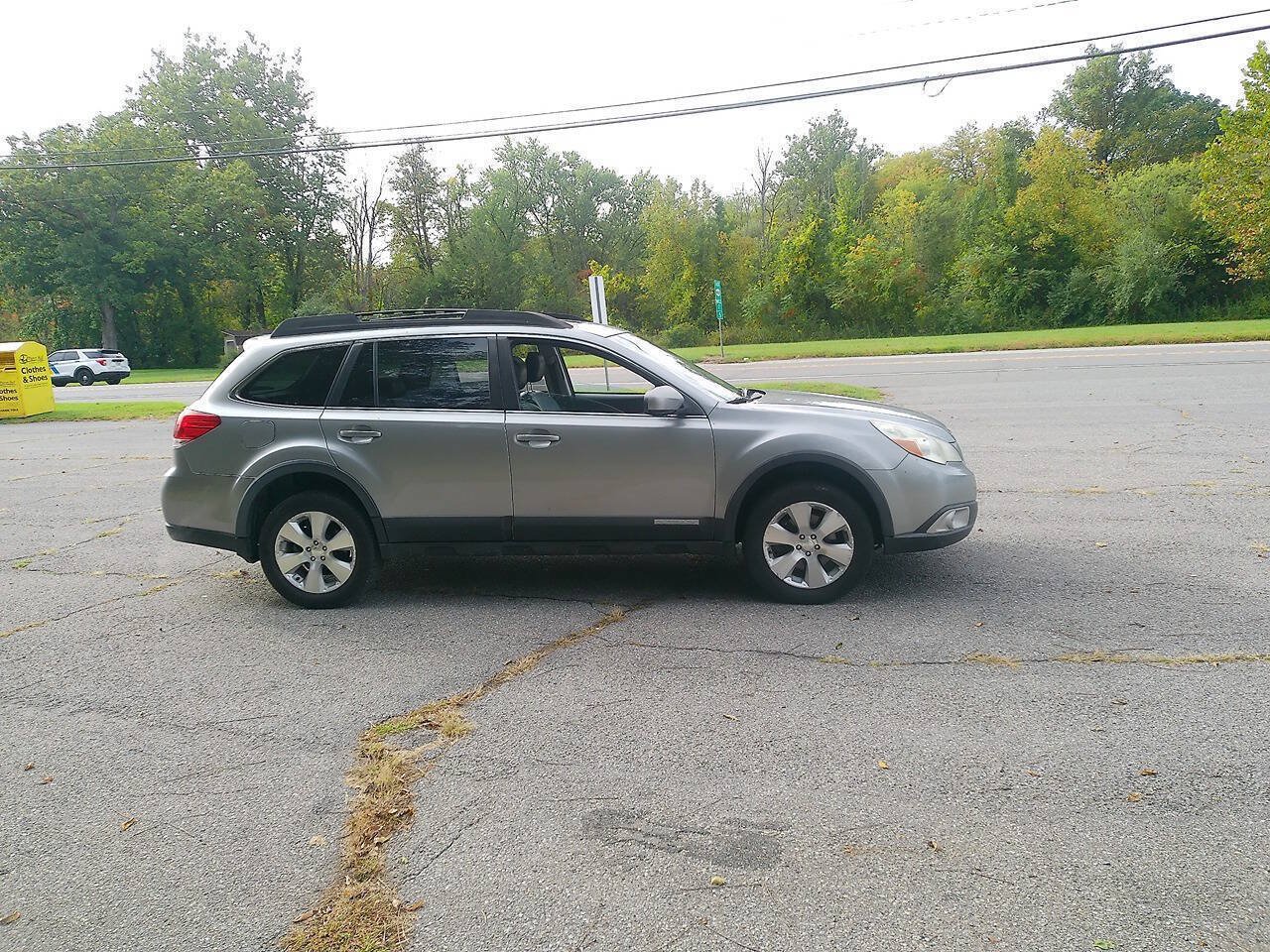 Used 2011 Subaru Outback 3.6R Limited w/ PWR Moonroof Pkg AWD/4WD image 7