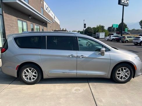 Used 2020 Chrysler Pacifica Touring-L FWD image 5