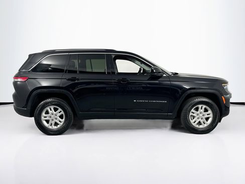 Used 2023 Jeep Grand Cherokee Laredo image 4