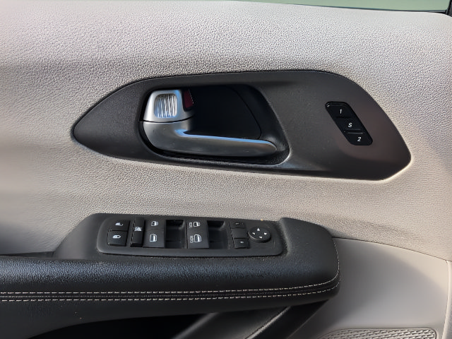 Used 2023 Chrysler Pacifica Touring-L FWD image 24