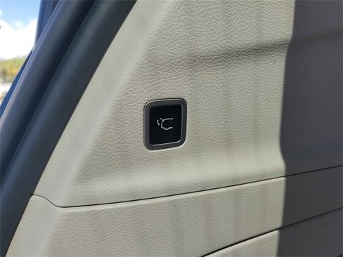 Used 2023 Chrysler Pacifica Limited image 10