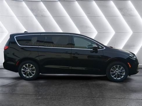New 2026 Chrysler Pacifica Select image 7