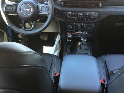 Used 2024 Jeep Wrangler Unlimited Rubicon 4xe image 7