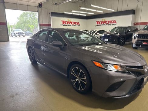 Used 2018 Toyota Camry SE image 2