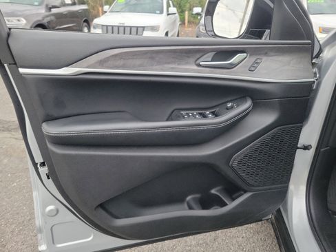 Certified 2023 Jeep Grand Cherokee Limited image 12