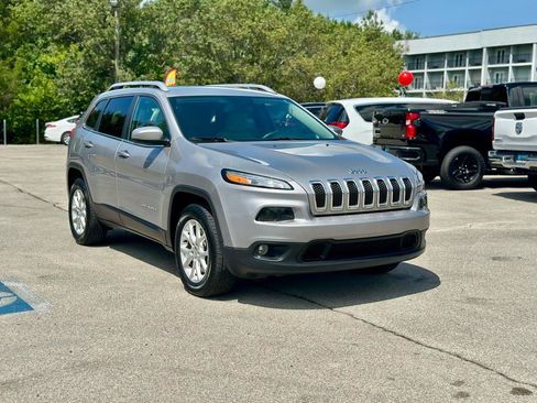 Used 2018 Jeep Cherokee Latitude w/ Mobile Office Group AWD/4WD image 17