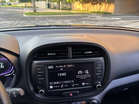Used 2025 Kia Soul LX w/ LX Technology Package FWD image 17