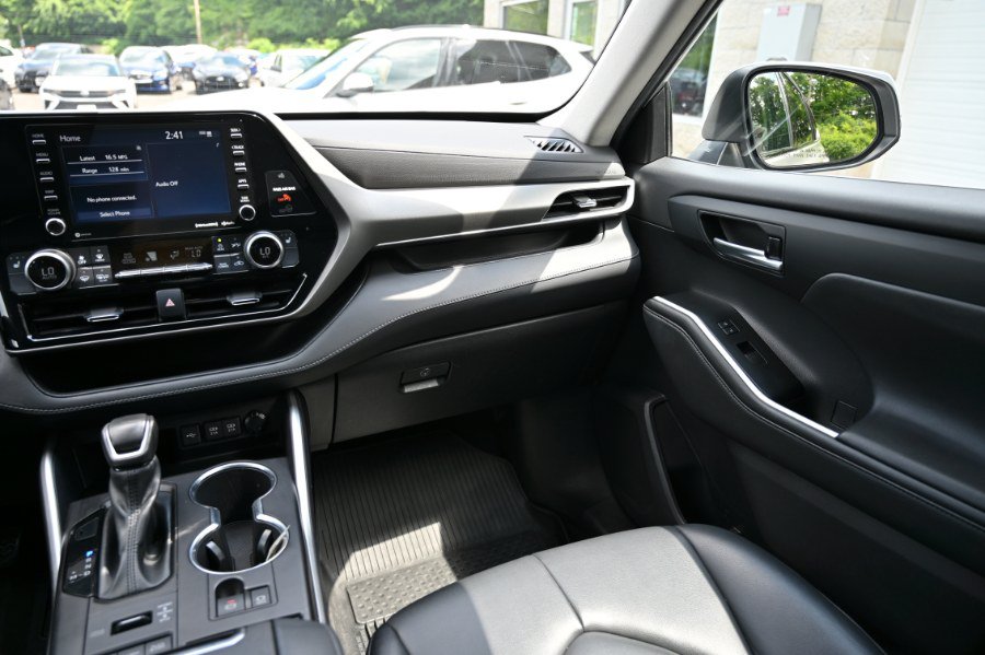 Used 2021 Toyota Highlander XLE AWD/4WD image 14