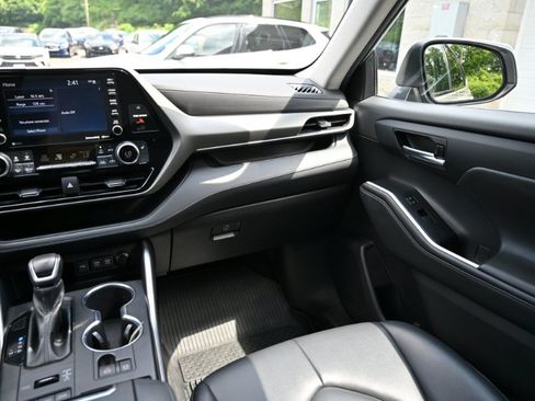 Used 2021 Toyota Highlander XLE AWD/4WD image 14