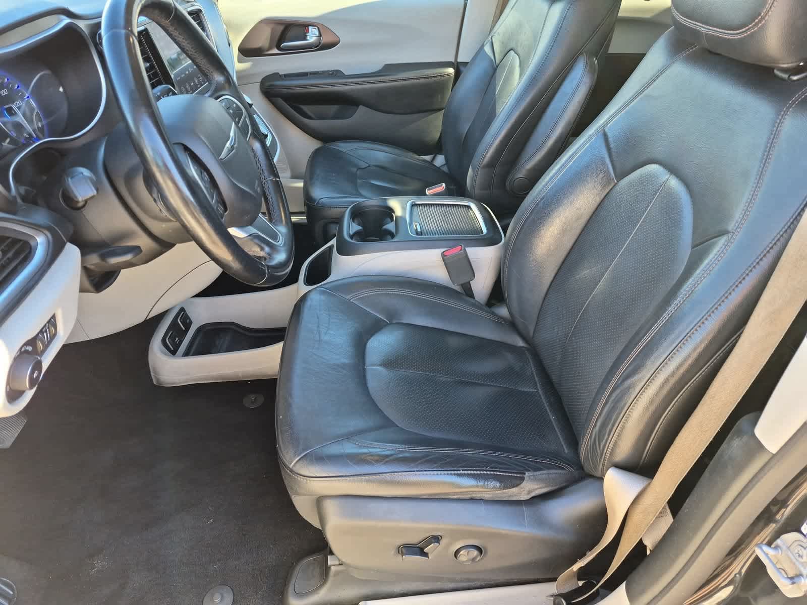 Used 2018 Chrysler Pacifica Touring-L Plus FWD image 16