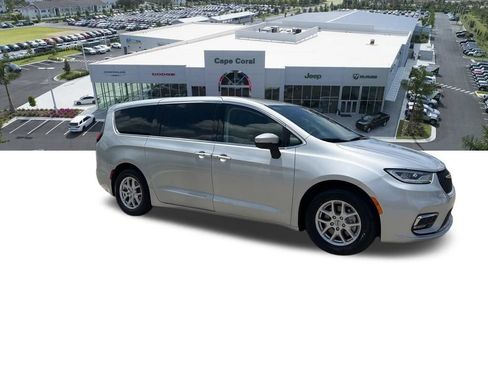 Used 2023 Chrysler Pacifica Touring-L FWD image 11