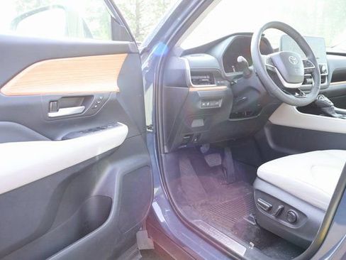 Used 2024 Toyota Grand Highlander AWD image 9