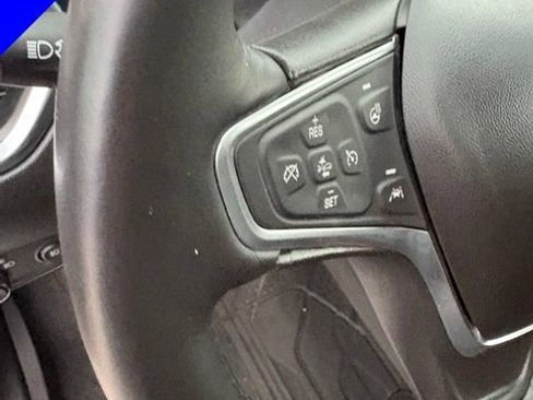 Used 2018 Chevrolet Equinox Premier FWD image 16