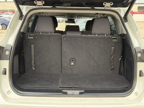 Used 2021 Toyota Highlander LE FWD image 33