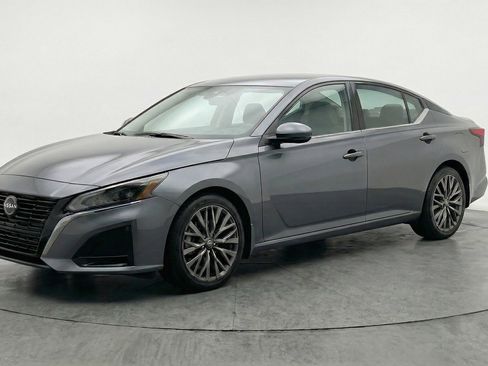 Used 2025 Nissan Altima 2.5 SV FWD image 3