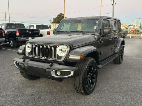 Used 2025 Jeep Wrangler Sahara image 2