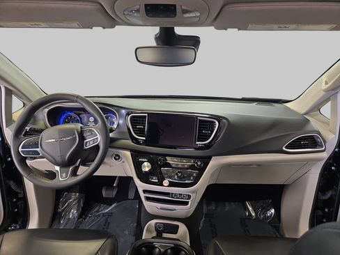 Used 2024 Chrysler Pacifica Touring-L FWD image 10