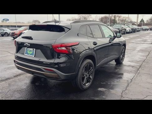 Used 2024 Chevrolet Trax ACTIV w/ Sunroof Package image 8