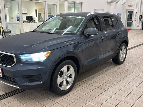 Used 2022 Volvo XC40 T5 Momentum w/ Protection Package image 9