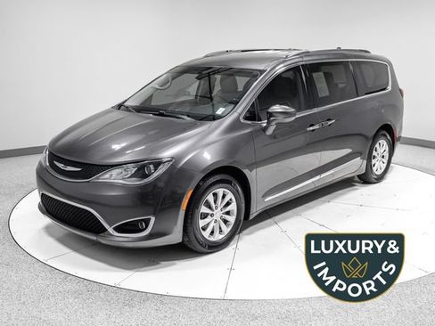 Used 2017 Chrysler Pacifica Touring-L FWD image 1