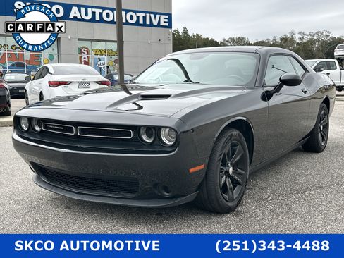 Used 2019 Dodge Challenger SXT image 1