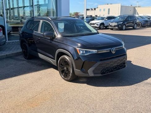 Certified 2025 Volkswagen Taos SE FWD image 8