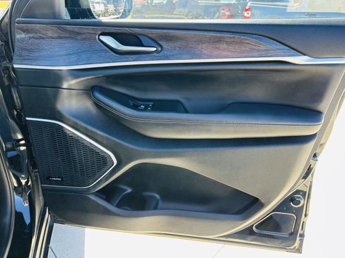 Used 2023 Jeep Grand Cherokee Limited w/ Luxury Tech Group II image 34