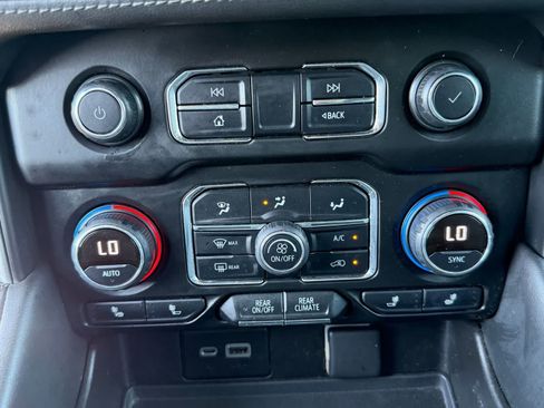 Used 2021 Chevrolet Suburban LT RWD image 27