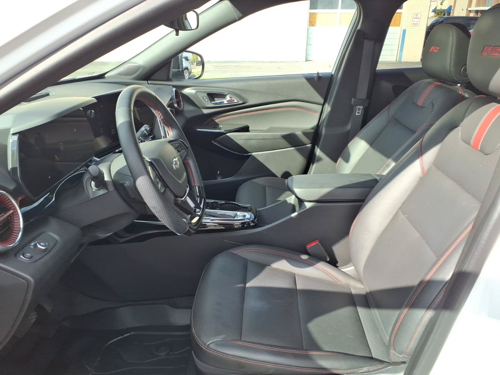 Used 2025 Chevrolet Trax RS w/ Sunroof Package FWD image 24