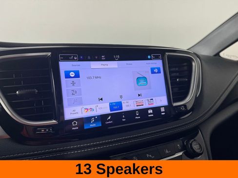 Used 2025 Chrysler Pacifica Limited image 19