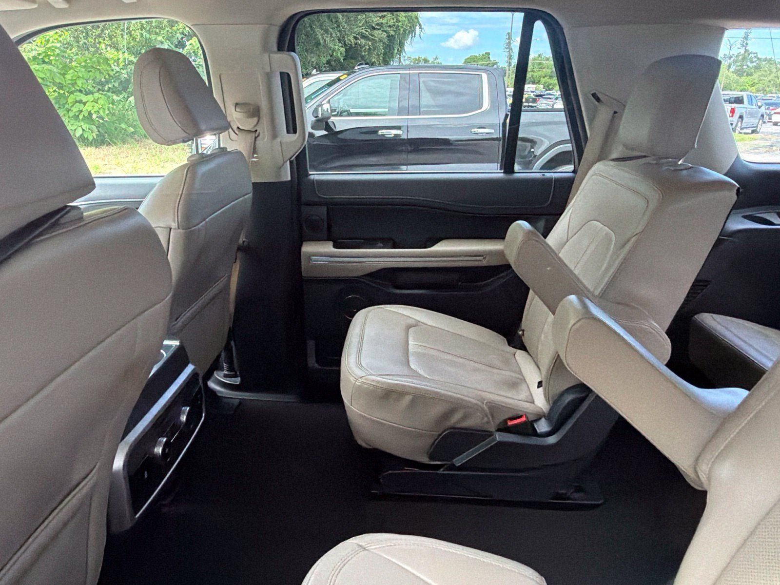 Used 2024 Ford Expedition Limited AWD/4WD image 6